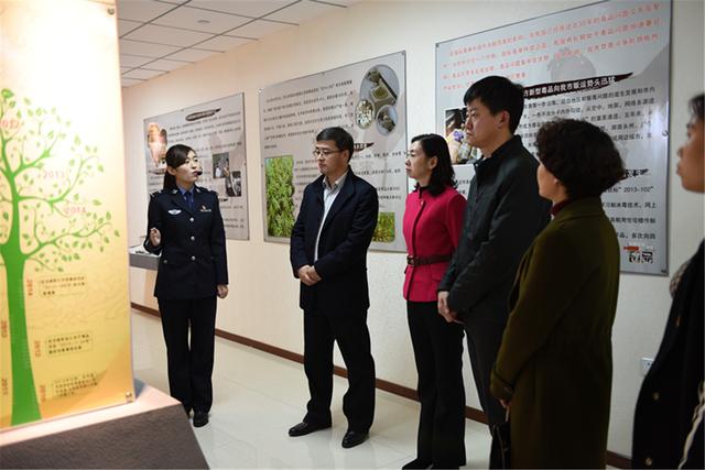 鄭偉峰及各領導參觀松原市禁毒教育基地